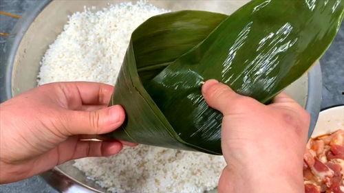 如何包粽子三角粽视频,传统美食的精致呈现